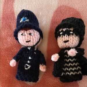 Police and bad guy finger puppets